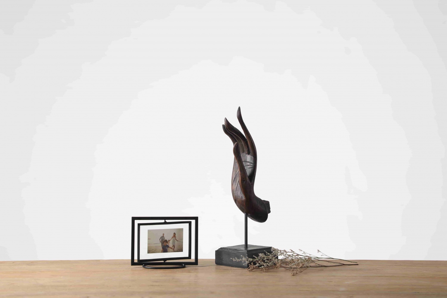 Abstract hand sculpture home decoration art ornament resin crafts for living room wine cabinet decoration