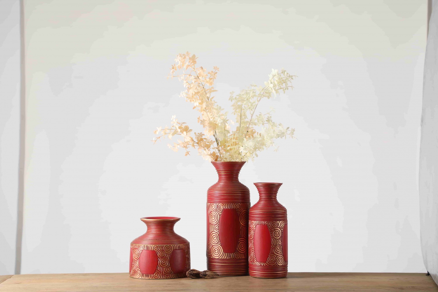 Wholesale embossed design red vase art design table top resin crafts decoration flower vase for home decor