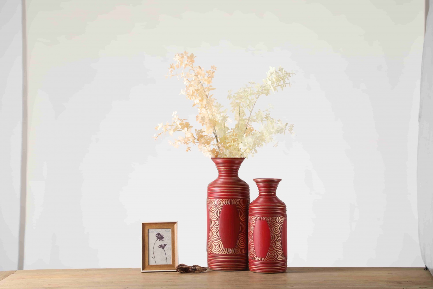 Wholesale embossed design red vase art design table top resin crafts decoration flower vase for home decor