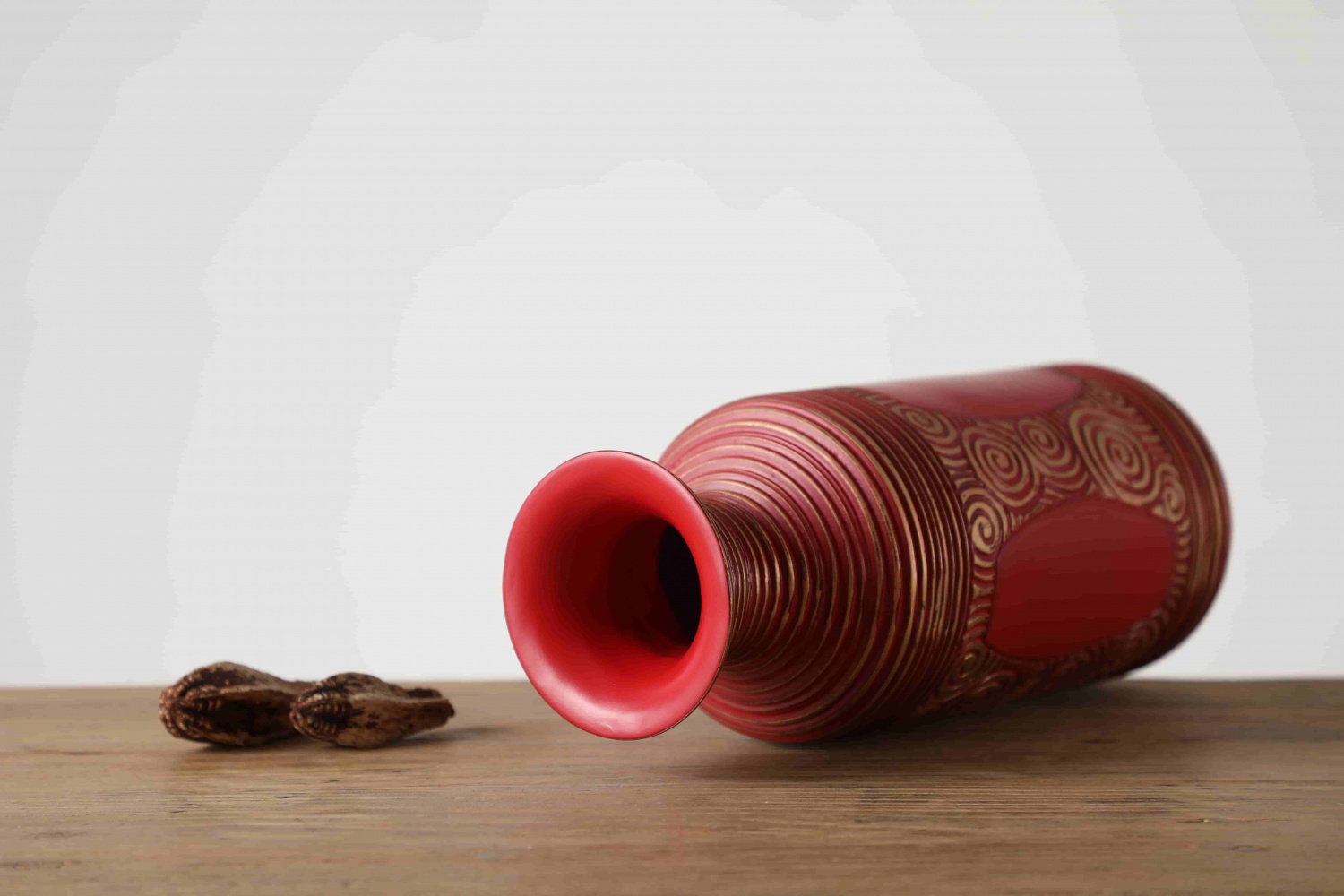 Wholesale embossed design red vase art design table top resin crafts decoration flower vase for home decor