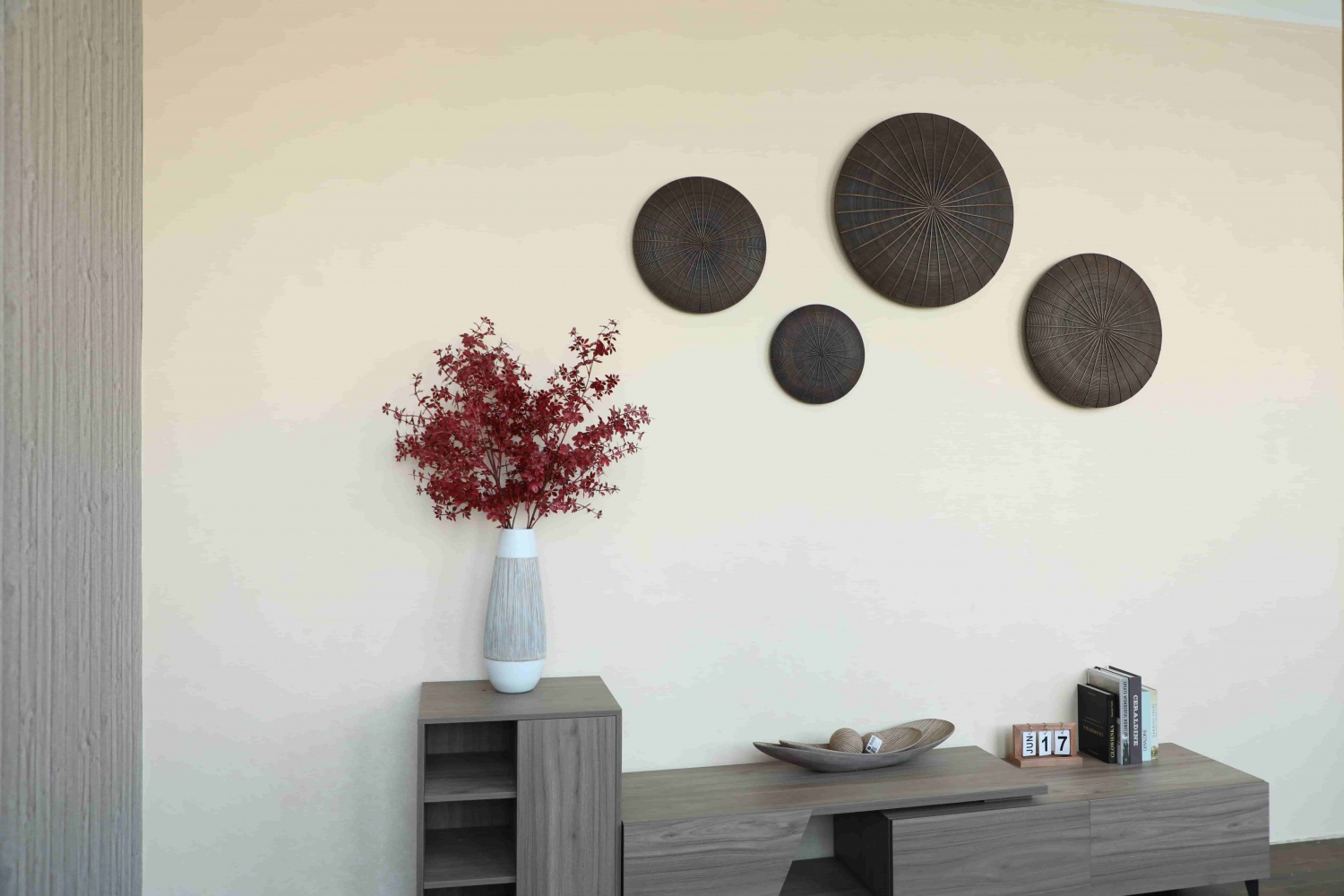 Wholesale quality home decorations wall hung resin crafts creative design round shape wall decoration