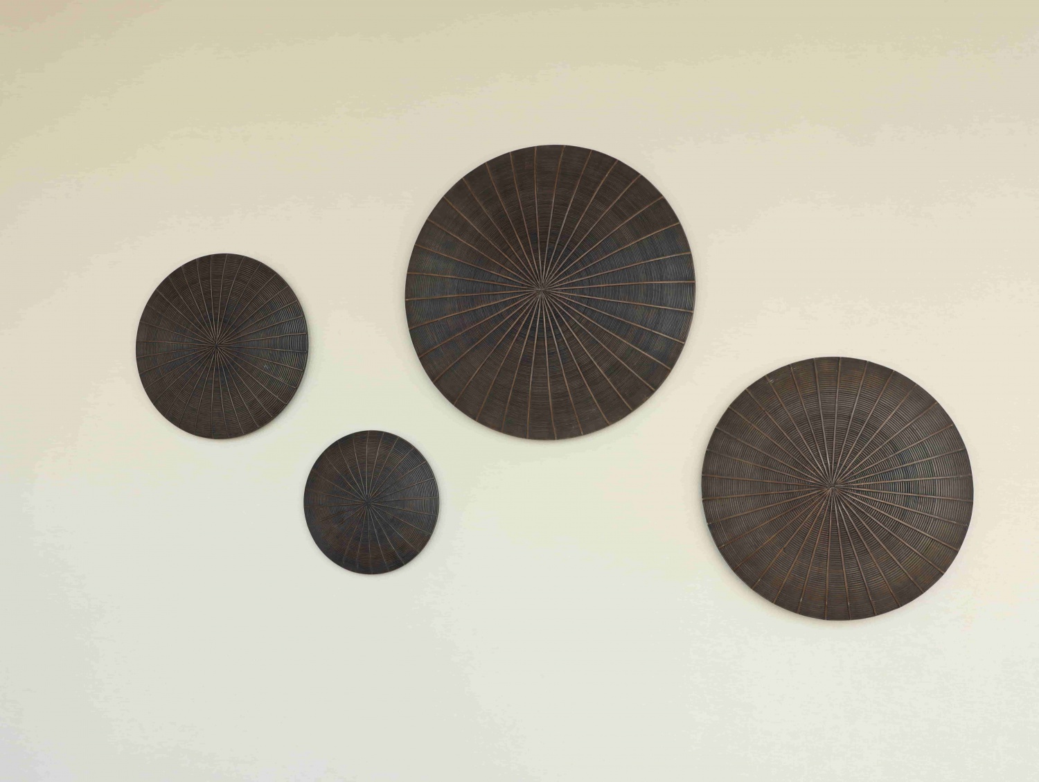 Wholesale quality home decorations wall hung resin crafts creative design round shape wall decoration