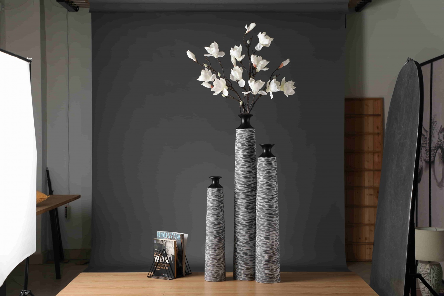 Exquisite retro environmentally friendly home decoration grey handmade resin crafts vase decoration resin flower vase