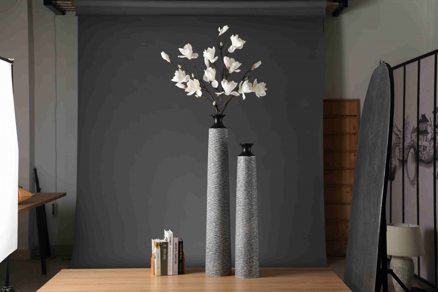 Exquisite retro environmentally friendly home decoration grey handmade resin crafts vase decoration resin flower vase