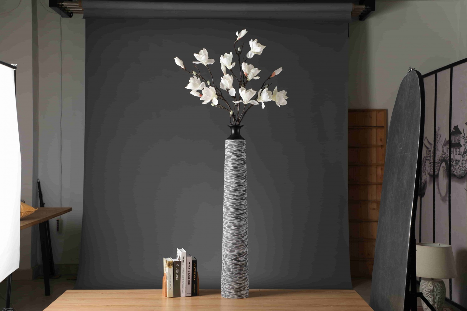 Exquisite retro environmentally friendly home decoration grey handmade resin crafts vase decoration resin flower vase