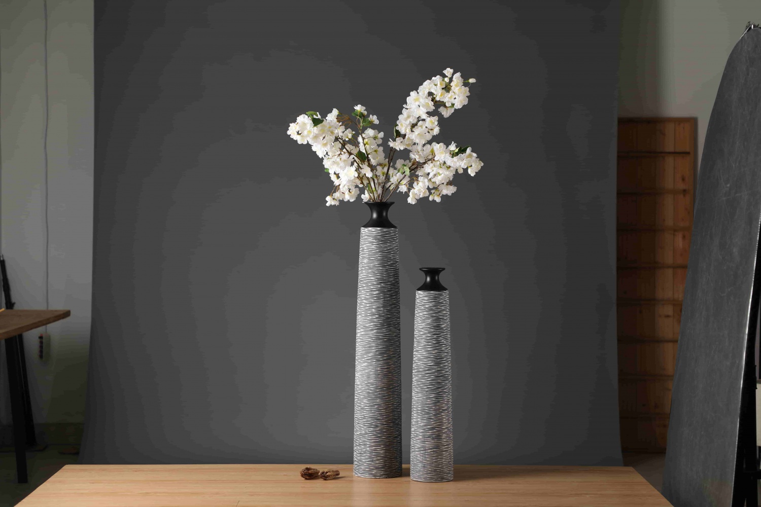 Exquisite retro environmentally friendly home decoration grey handmade resin crafts vase decoration resin flower vase