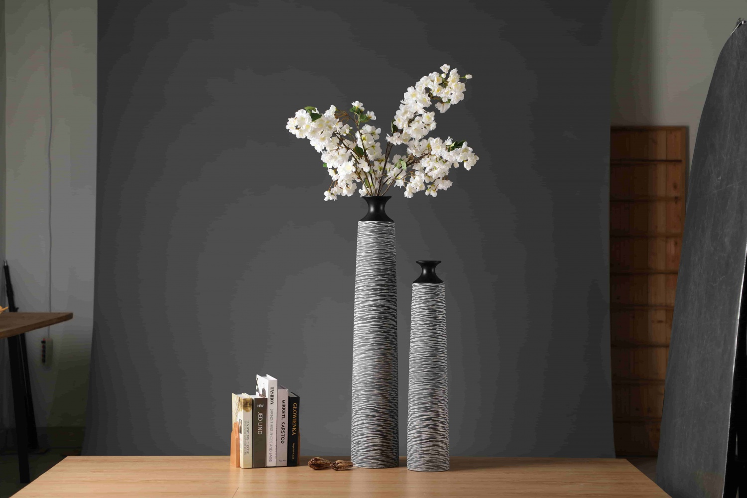 Exquisite retro environmentally friendly home decoration grey handmade resin crafts vase decoration resin flower vase
