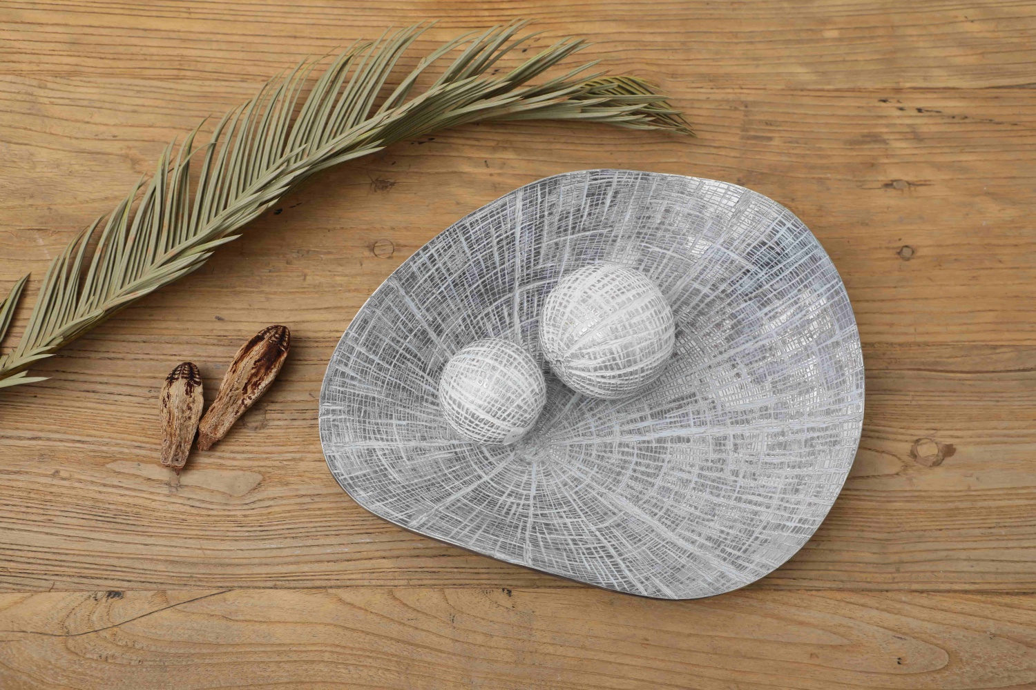 Newly home ornament tabletop home decorations resin crafts arts wooden nordic decorative craft plates with ball