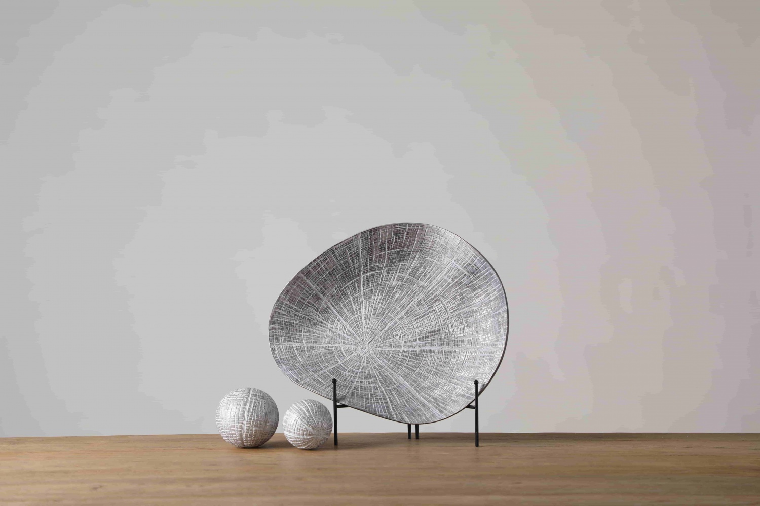 Newly home ornament tabletop home decorations resin crafts arts wooden nordic decorative craft plates with ball