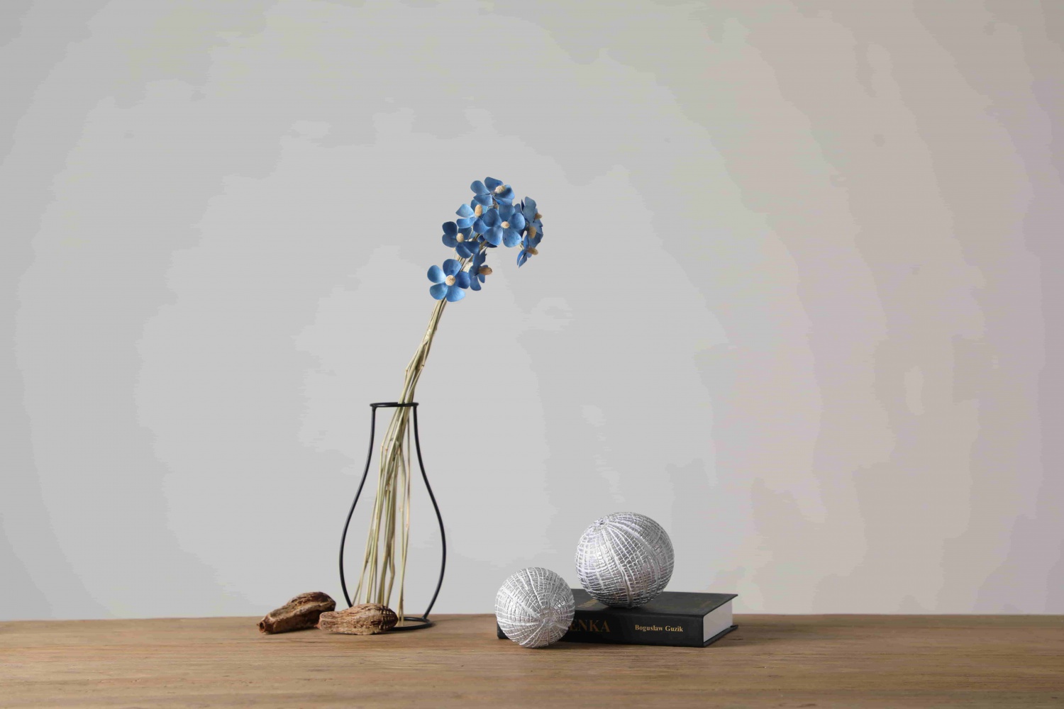 Newly home ornament tabletop home decorations resin crafts arts wooden nordic decorative craft plates with ball