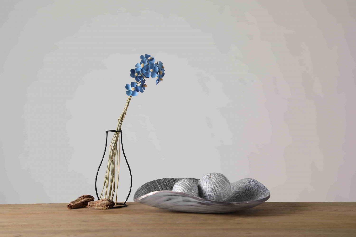 Newly home ornament tabletop home decorations resin crafts arts wooden nordic decorative craft plates with ball