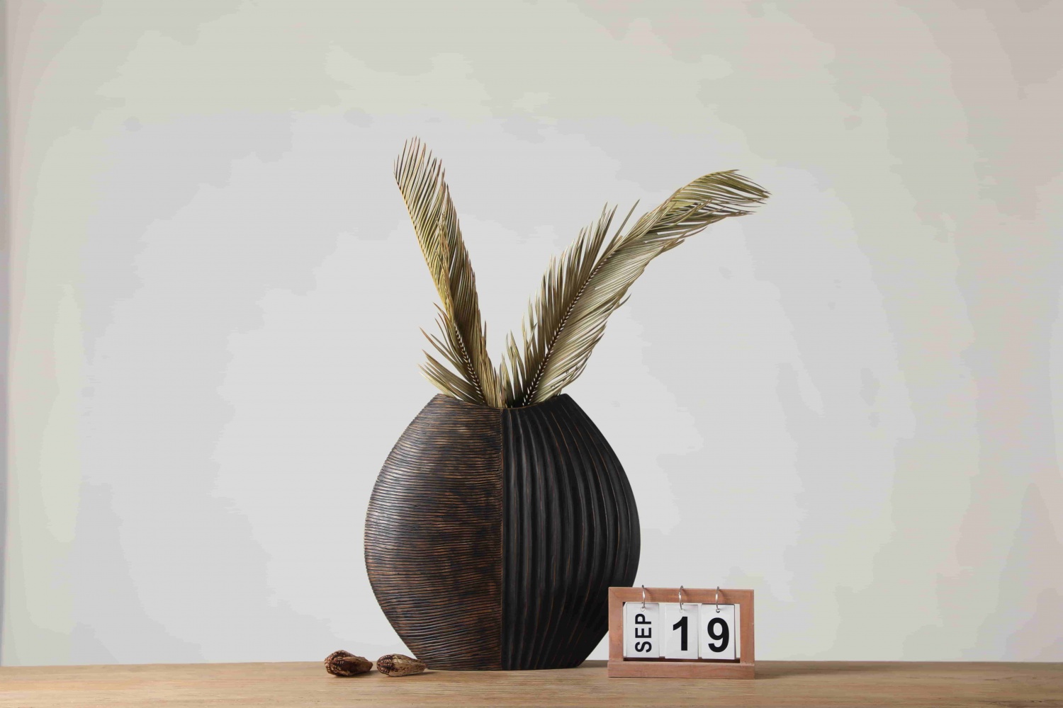 Modern minimalist art decoration resin craft table top black vase resin flower vase for home decor