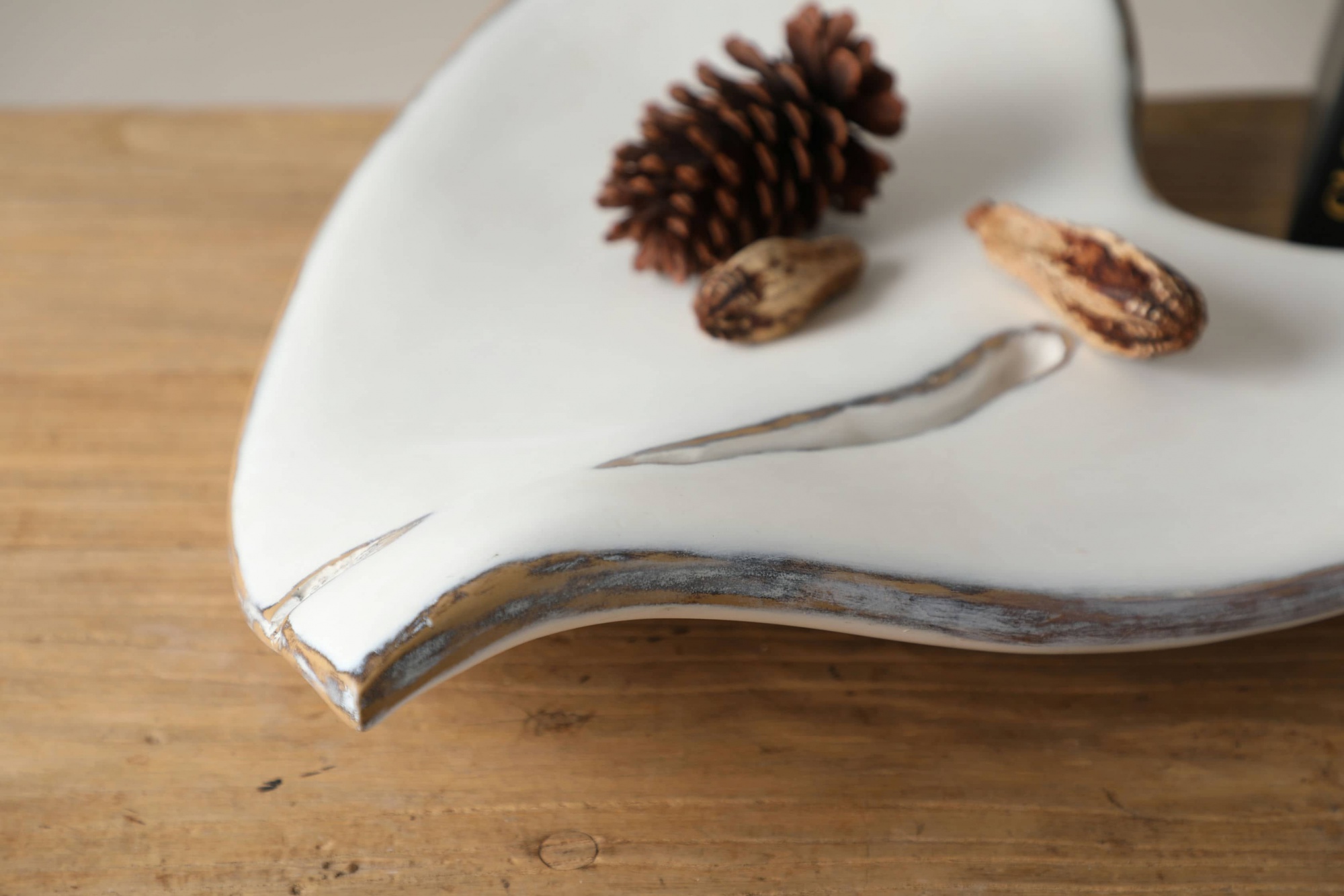 Nordic style white heart shaped leaves textured resin craft
