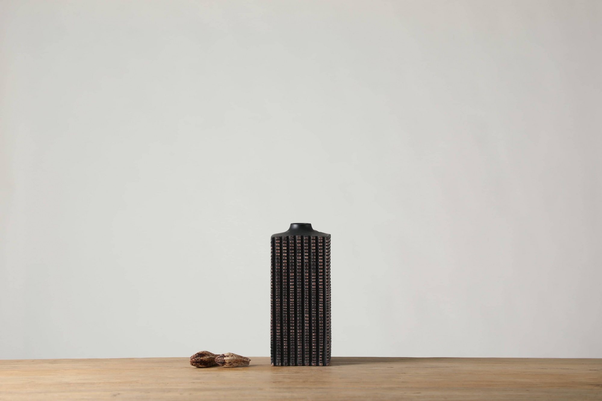 Wholesale Handmade Nordic Black Resin Flower Vase Home Accessories Ornaments Resin Art Decor Flower Vase Home Art Resin Vase