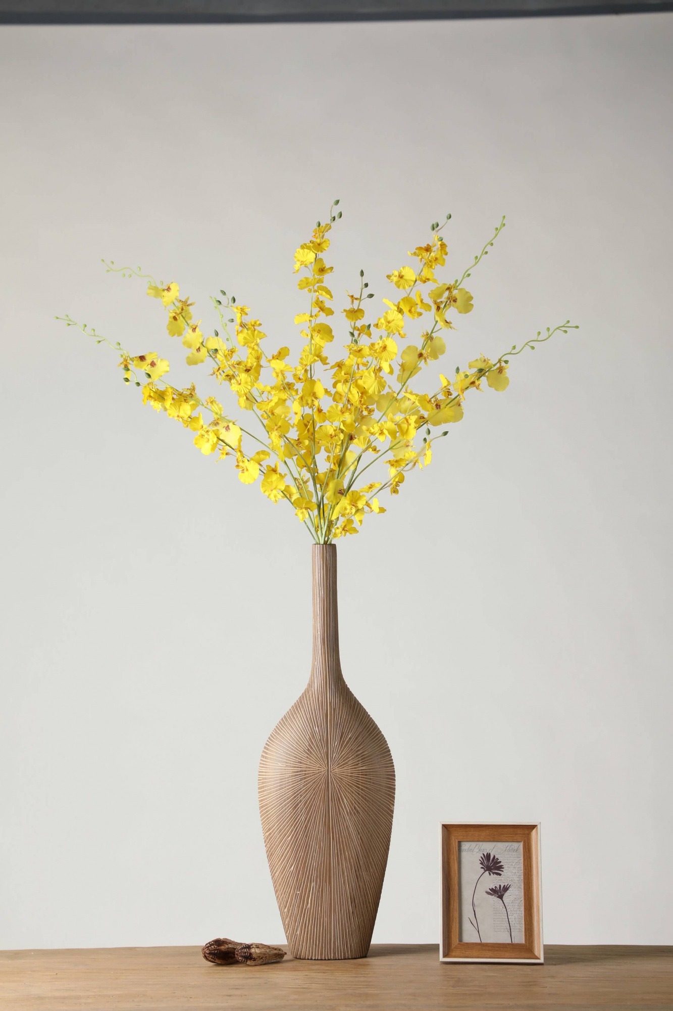 Imitation African woodcut art style resin craft vase