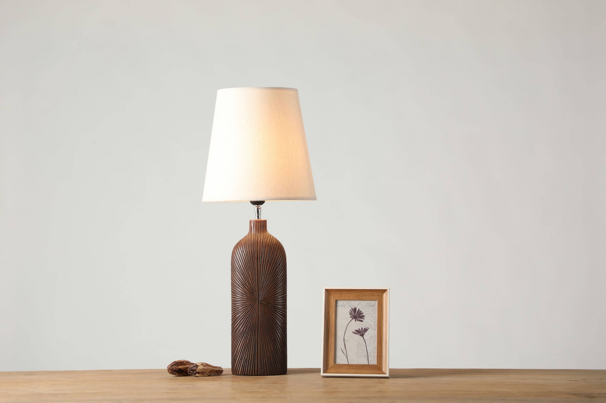 Imitation African woodcarving art style resin craft table lamp