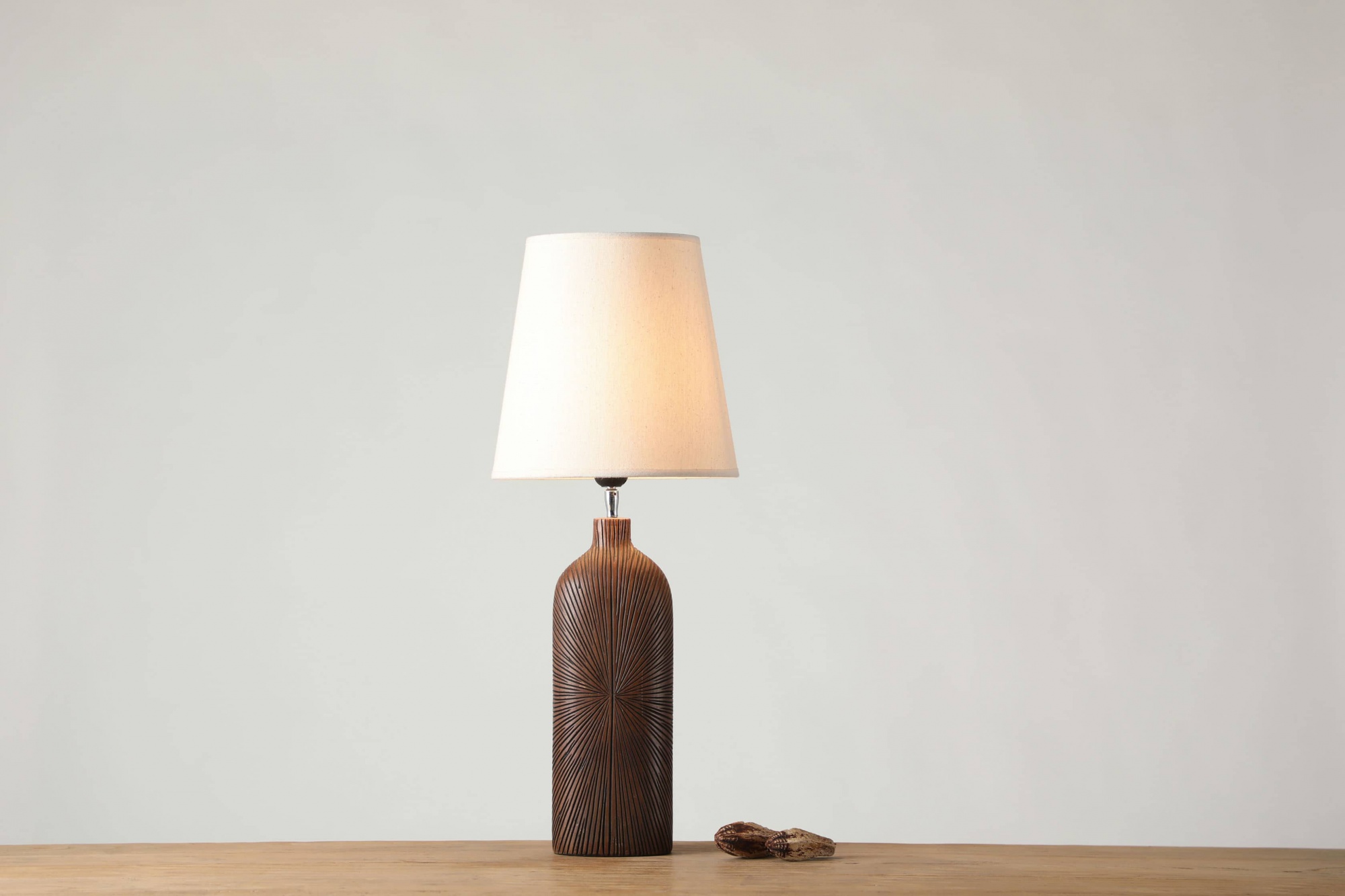 Imitation African woodcarving art style resin craft table lamp
