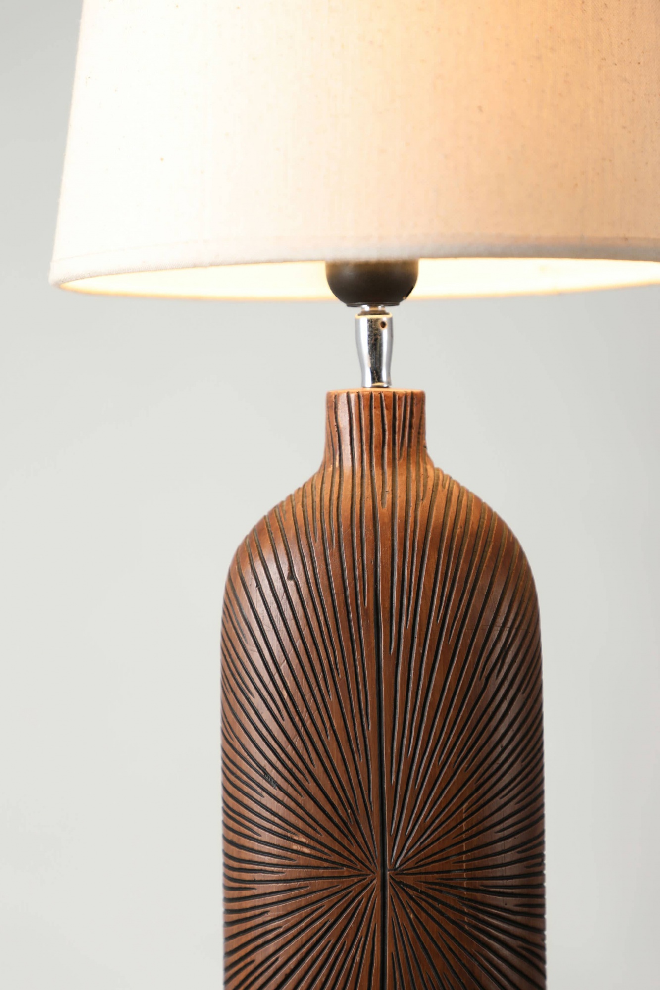 Imitation African woodcarving art style resin craft table lamp