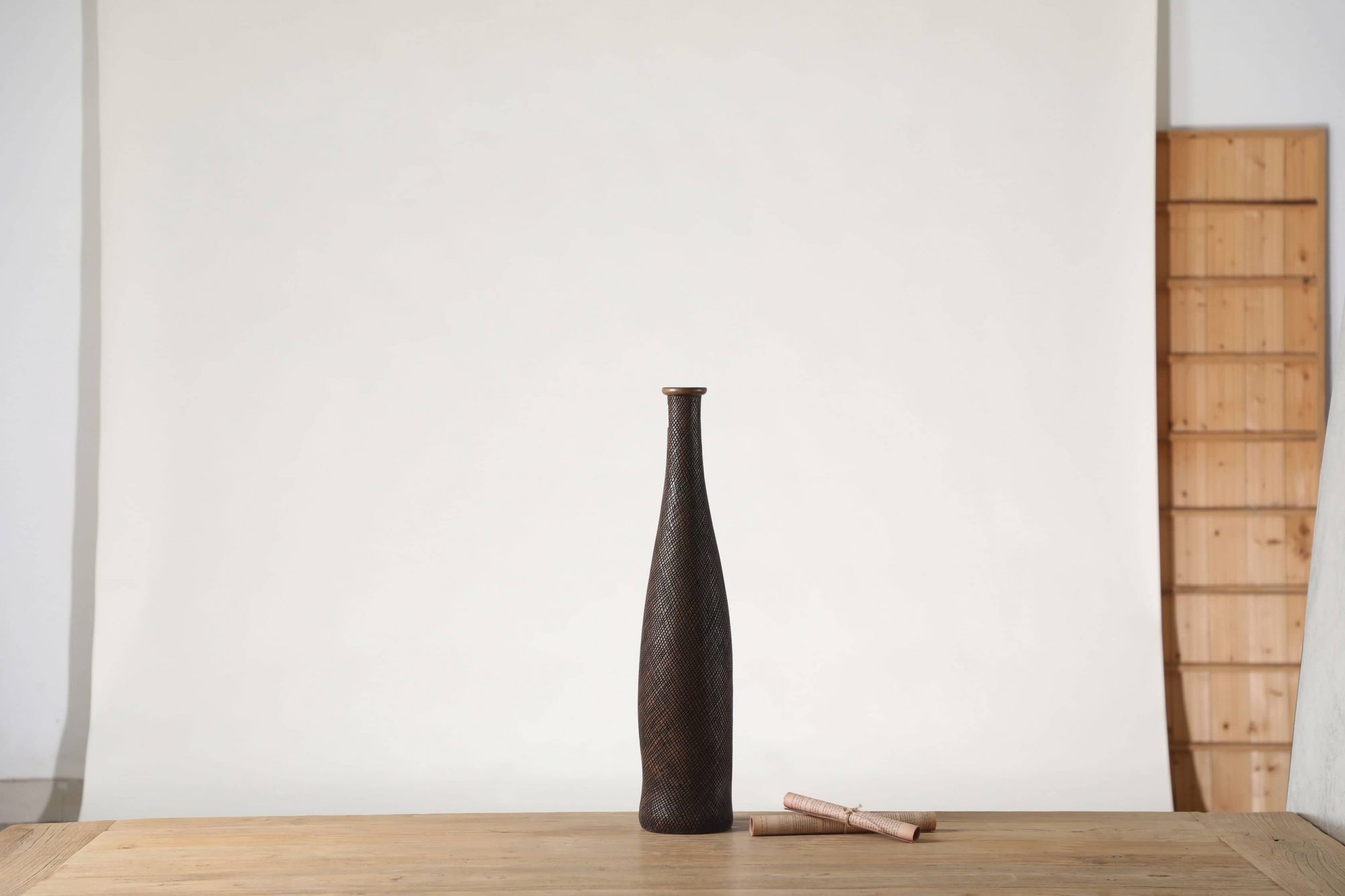 Fine-grained long-neck African rattan style resin handicraft vase