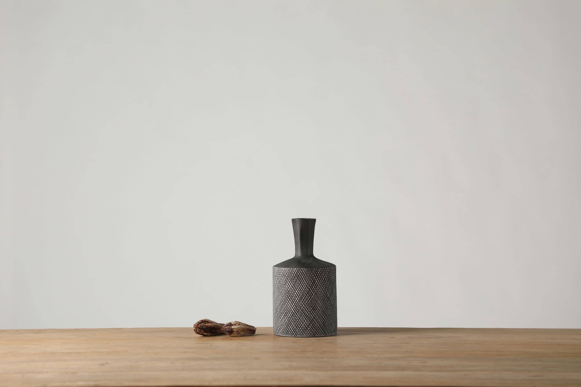 Nordic Style Retro Home Sculpture Resin Vase Art Home Decoration Pieces Office Table Decor Flower Vase For Home Decor