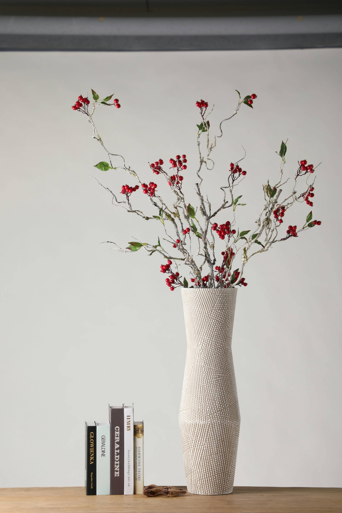 Reticulated knife-engraved ethnic style resin craft vase