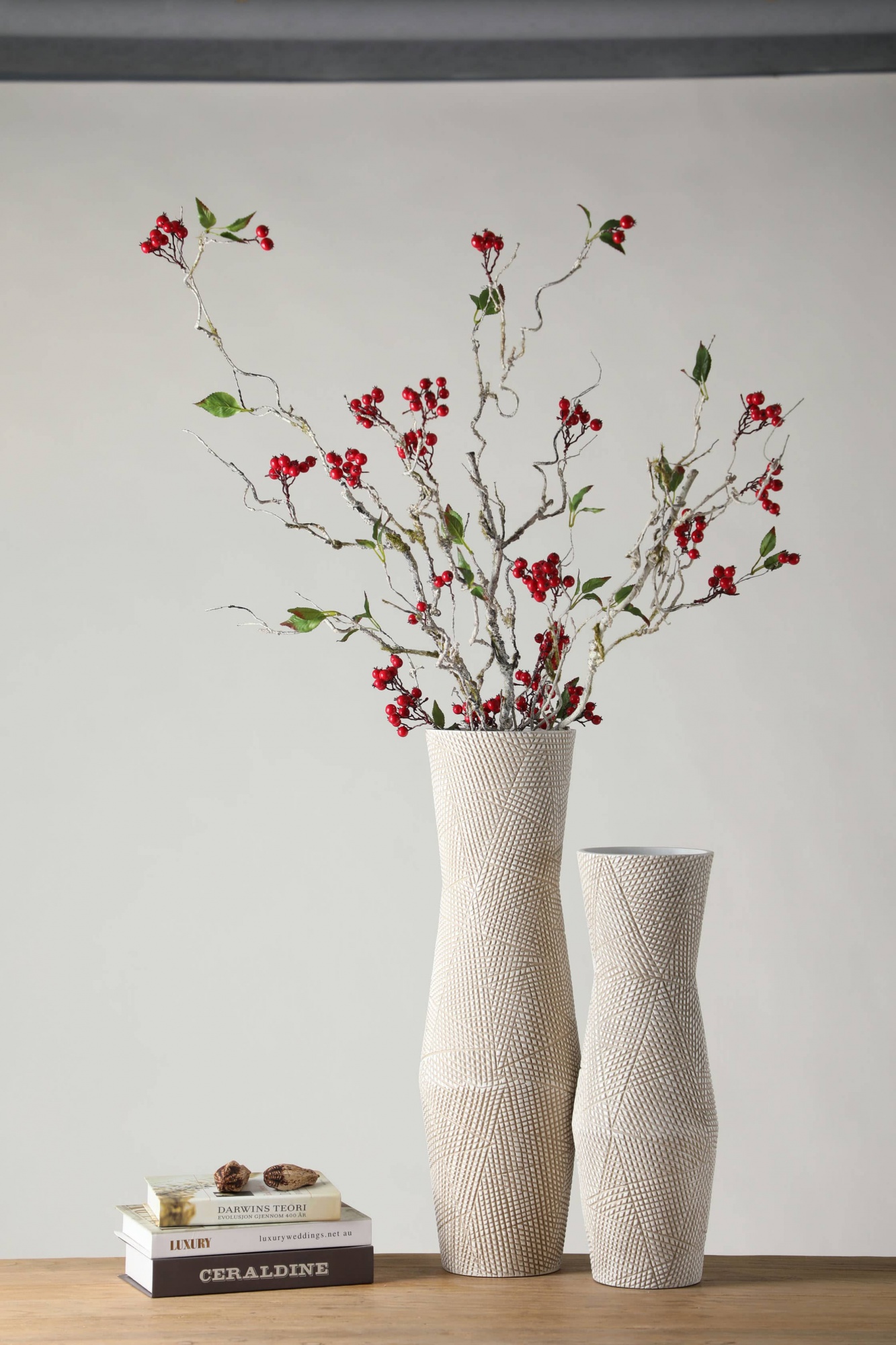 Reticulated knife-engraved ethnic style resin craft vase