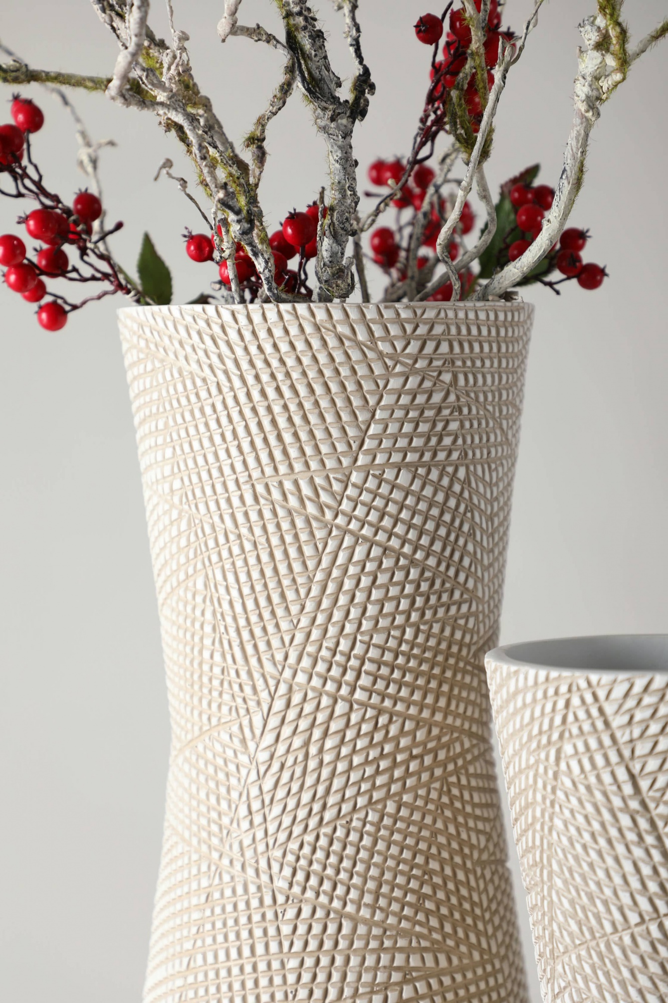 Reticulated knife-engraved ethnic style resin craft vase