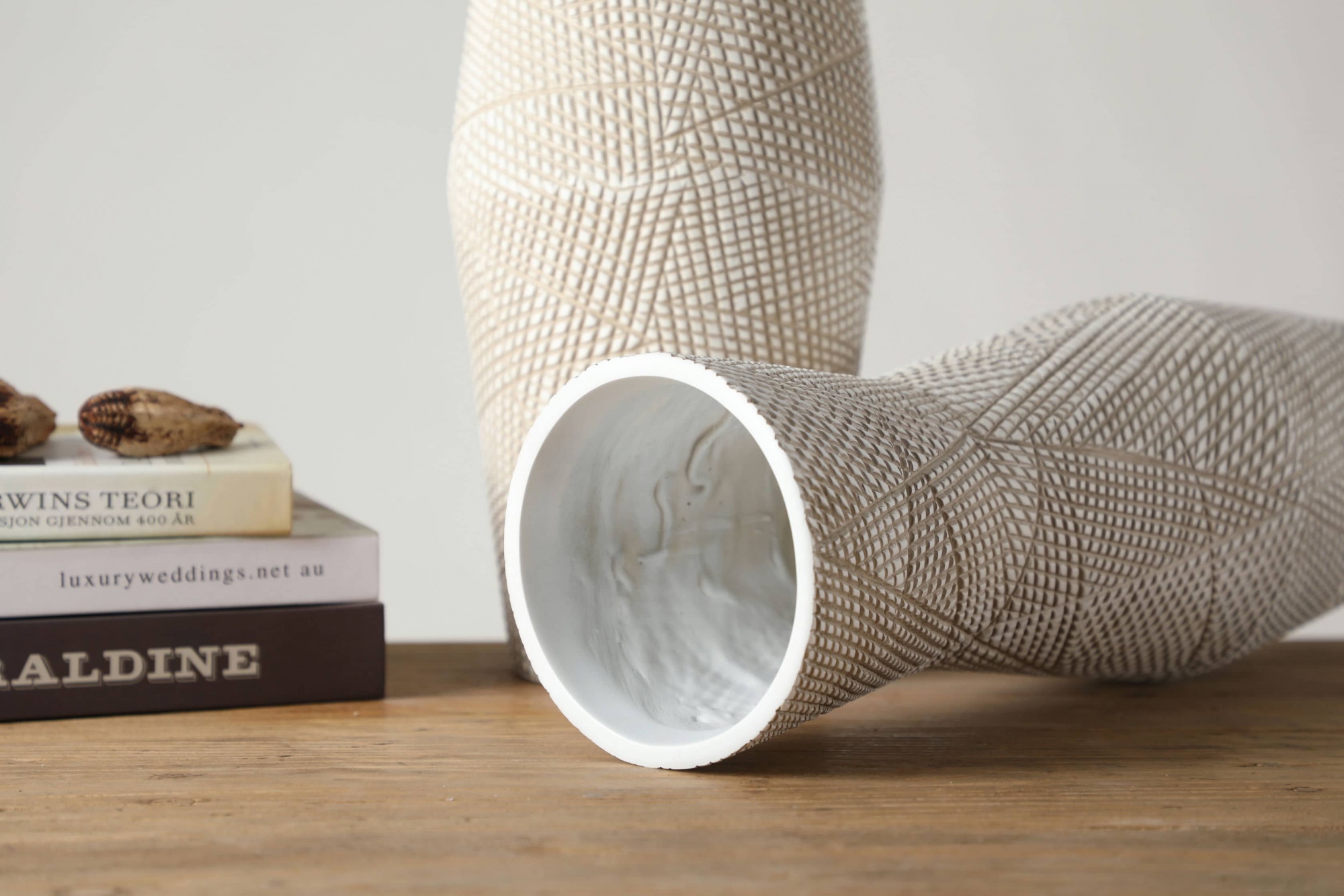 Reticulated knife-engraved ethnic style resin craft vase