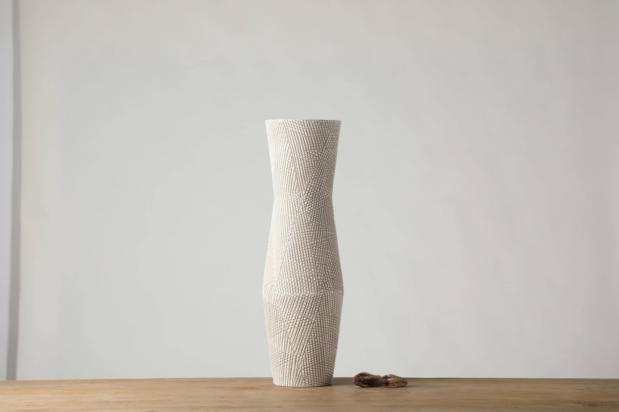 Reticulated knife-engraved ethnic style resin craft vase