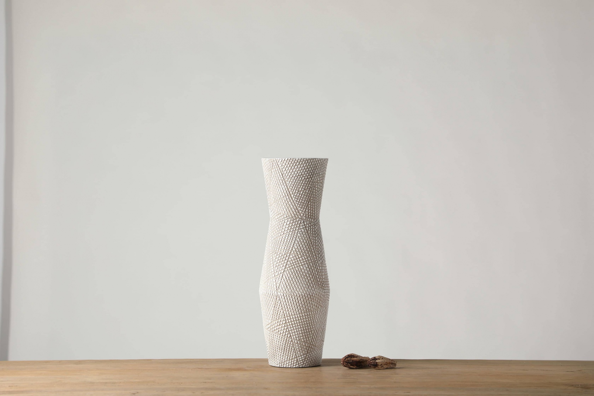 Reticulated knife-engraved ethnic style resin craft vase