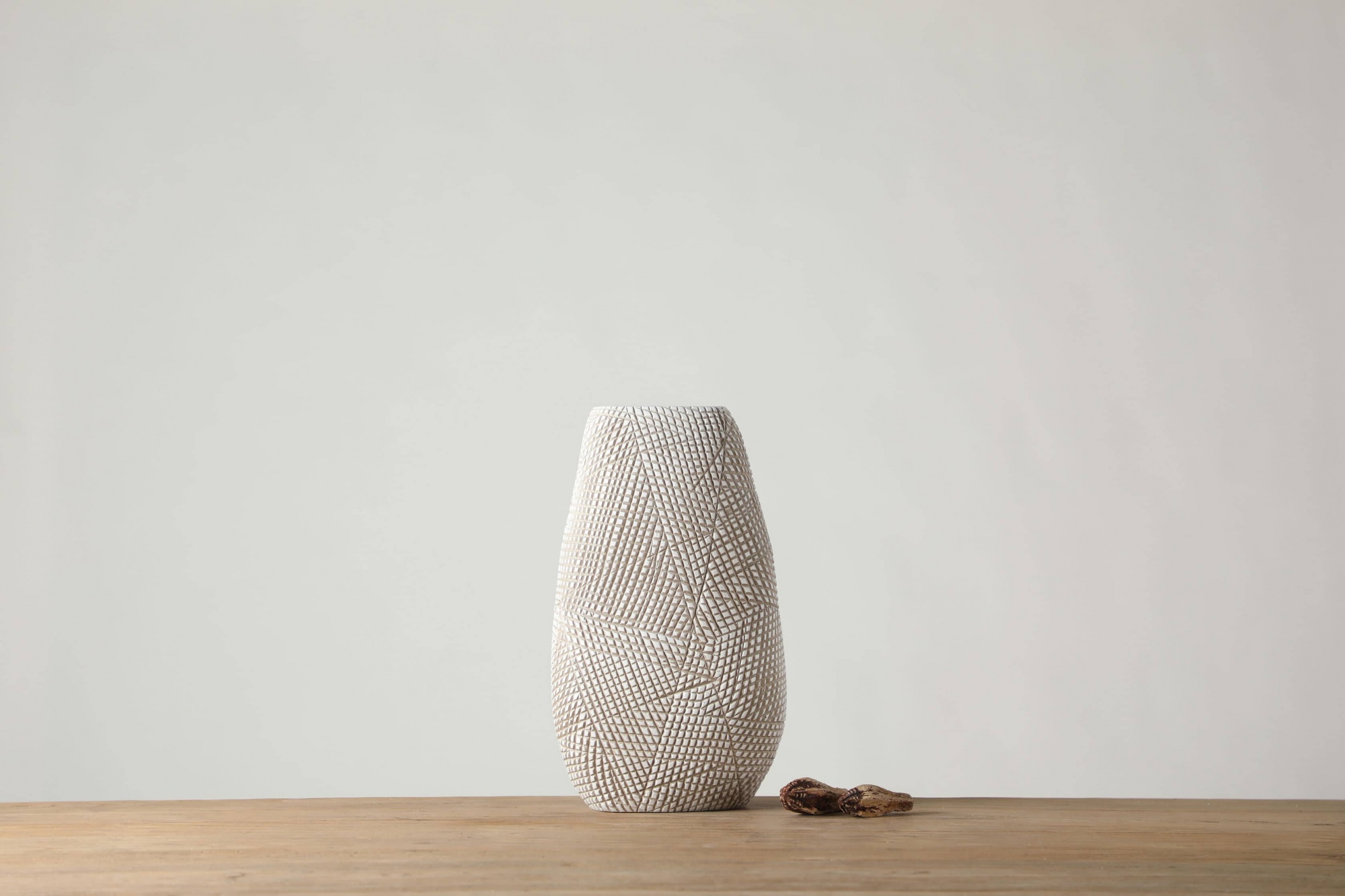 Small size reticulated knife-engraved ethnic style resin craft vase