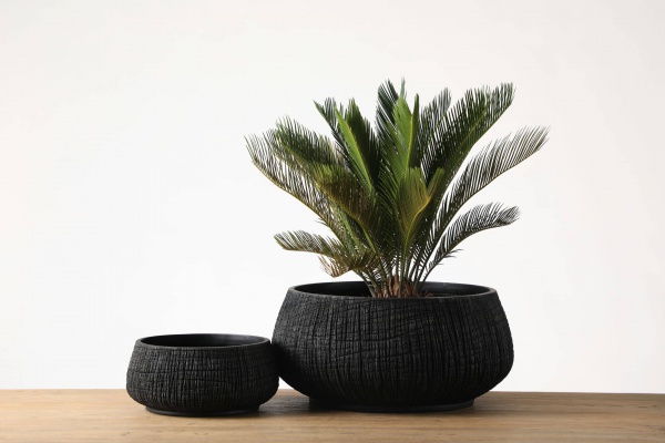 Low profile reticulated knife-engraved ethnic style resin craft vase