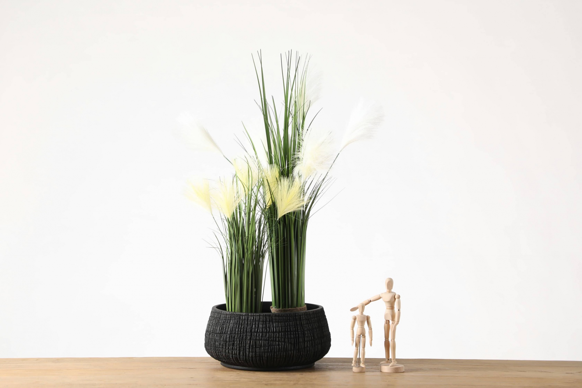 Low profile reticulated knife-engraved ethnic style resin craft vase