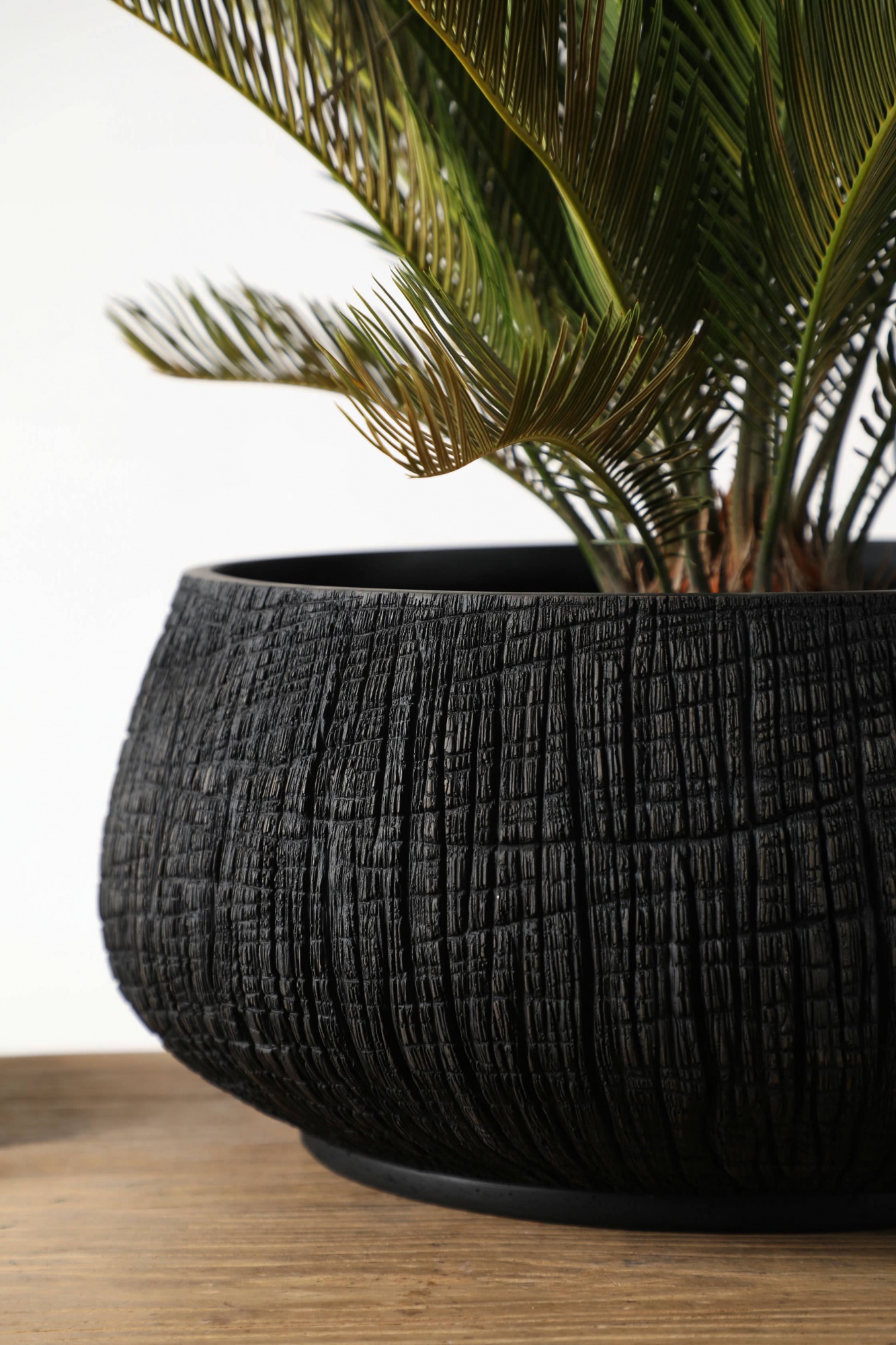 Low profile reticulated knife-engraved ethnic style resin craft vase