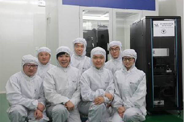 团队成员设备研发成功合影