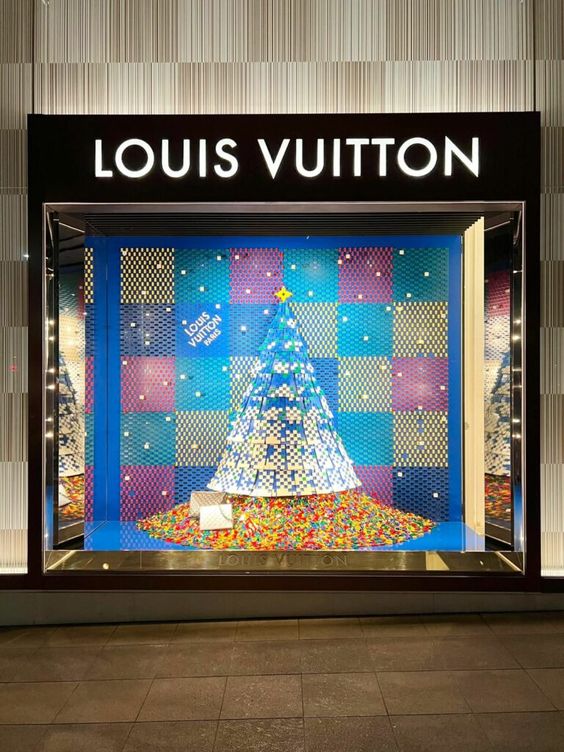 2022 Louis Vuitton (LV) Window Display Design