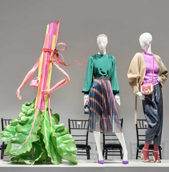 Recommended visual props for vegetarian window display elements, vegetable statues, and other visual items