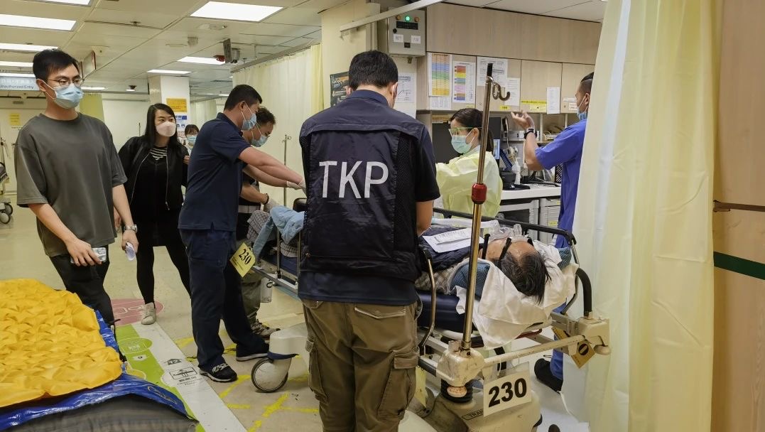 港籍游客重症肺炎滞留阿勒泰  TKP全程护送返港