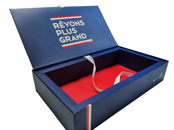 Magnetic gift box with insert