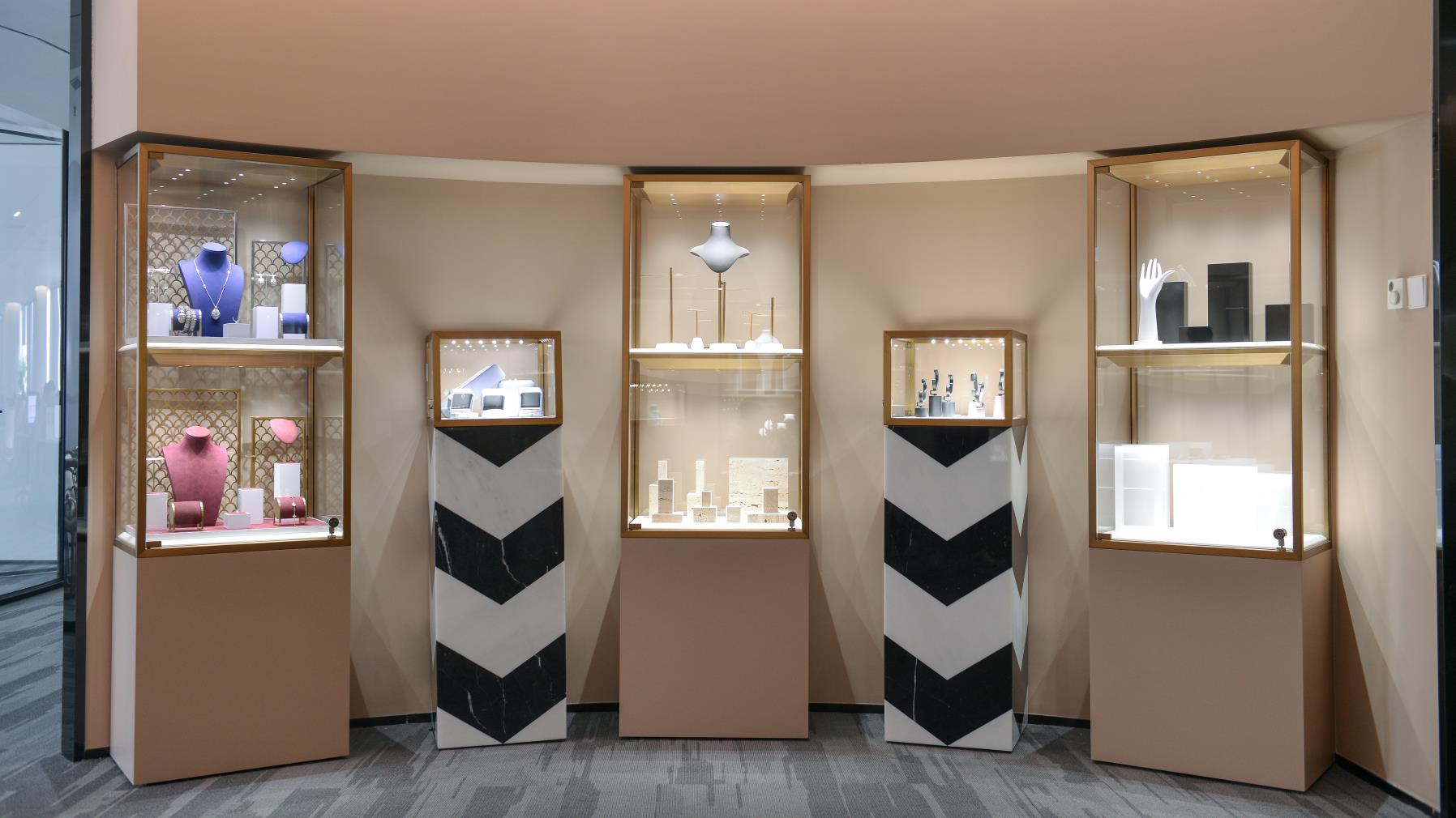 Jewelry Store Opening Props Solution