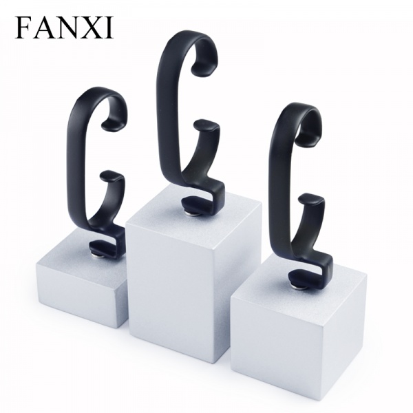 SM010 FANXI Custom Logo Jewelry Exhibitor Organizer Silver Lacquer Base With Black Rubber C ring For Bangle Bracelet Watch Display Holder