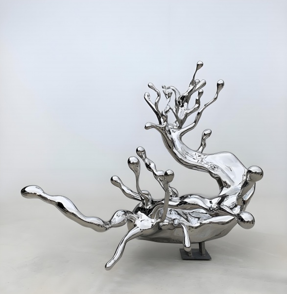 Mirror-polished 316 stainless steel sculpture for coastal area
