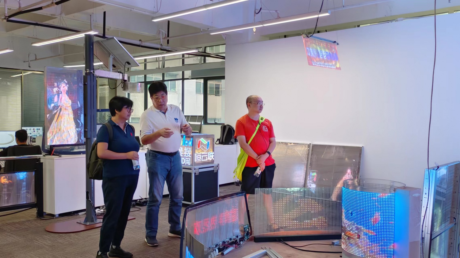 北京宏图客户来参观恒云联柔性透明显示屏