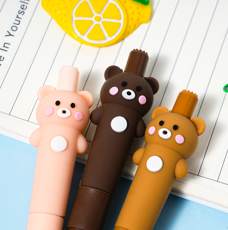 The three-color teddy bear presses the pen