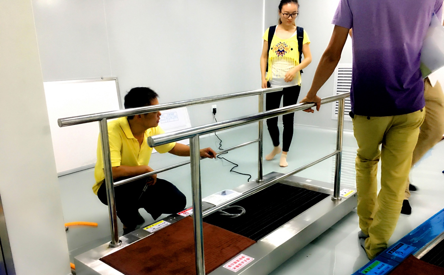 合瑞科技全自动鞋底清洁机HRSC-2000无尘风淋室清洗机厂家工业洗鞋机