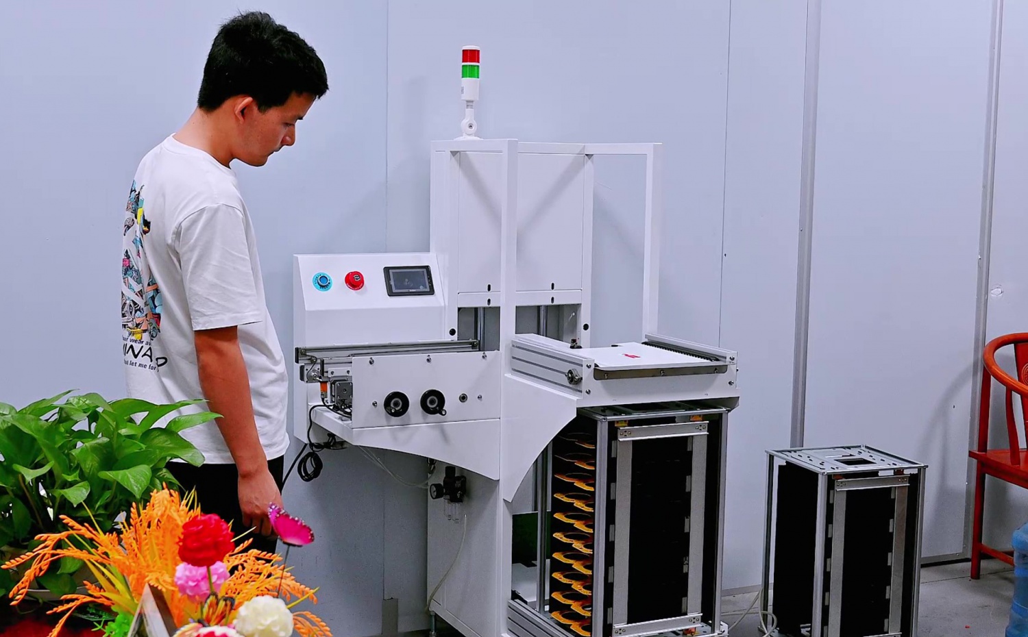 合瑞科技小型全自动上下板机smt料框箱式收送料机转角前出框接板机