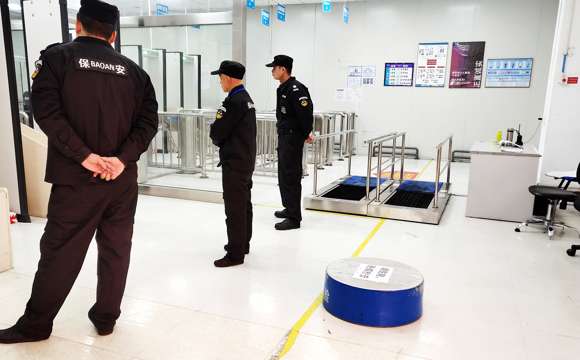 合瑞科技全自动鞋底清洗机厂家高端制造洁净环境就用工业无尘风淋室鞋底清洁机