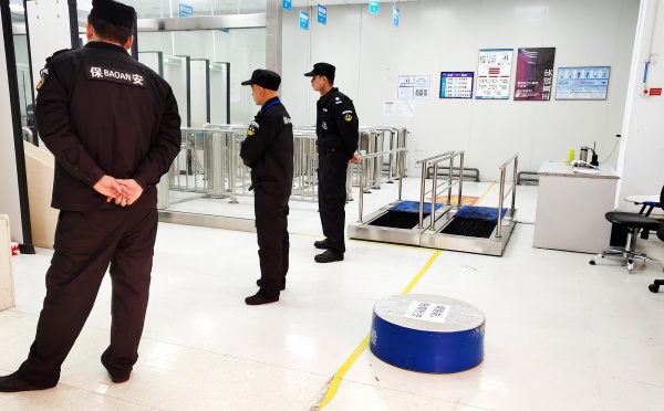 合瑞科技全自动鞋底清洗机厂家高端制造洁净环境就用工业无尘风淋室鞋底清洁机