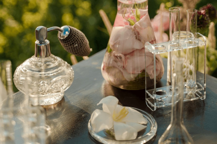 Glass perfume bottled separately makes travel more convenient