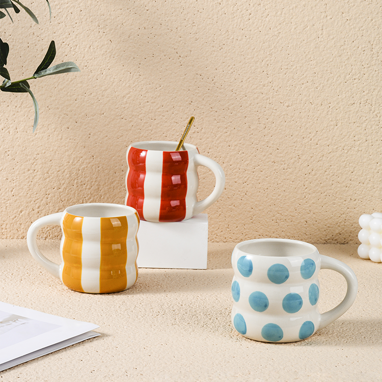 A variety of round mugs are available for selection
